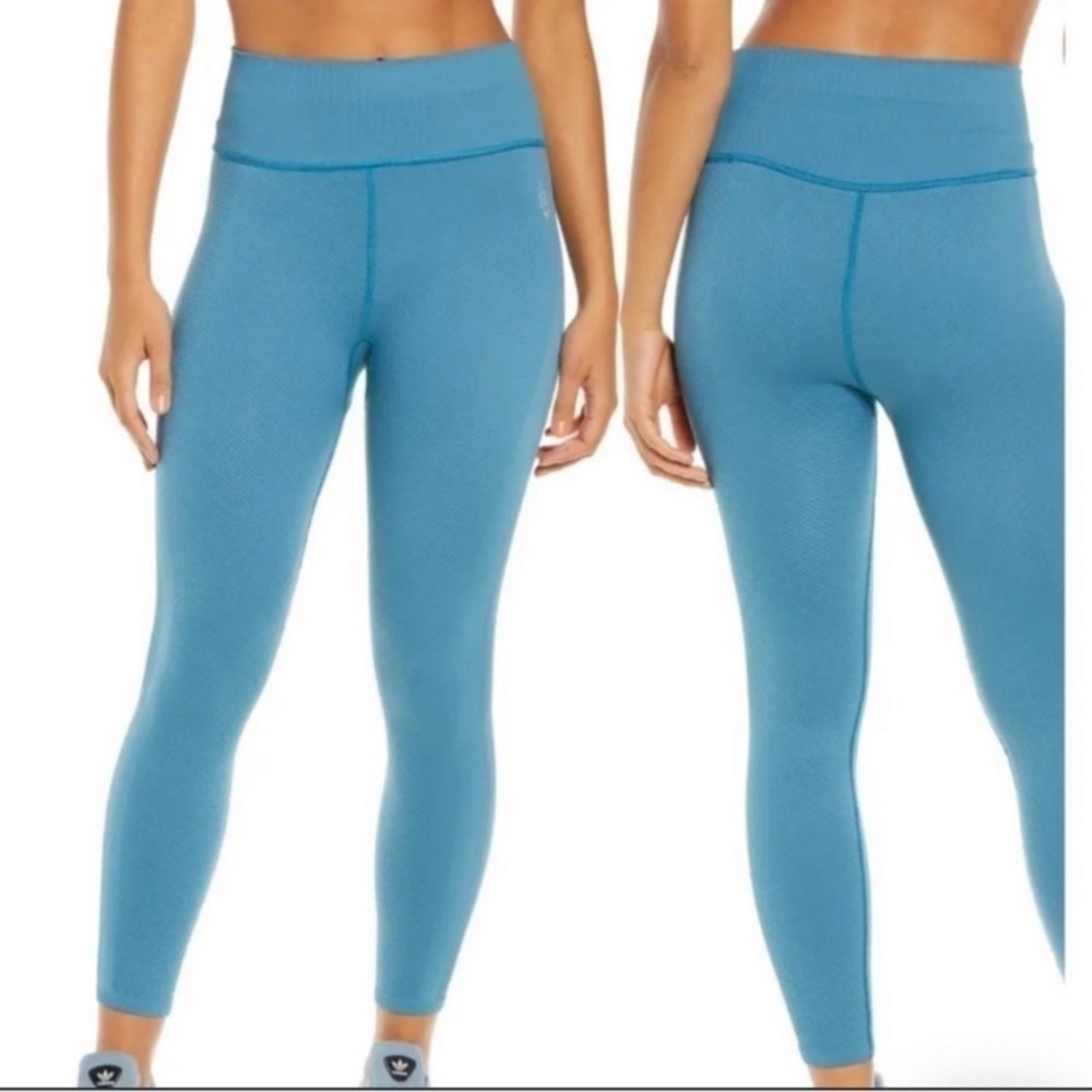 Free People Movementā Textured Free Throw Legging in Coastline XL